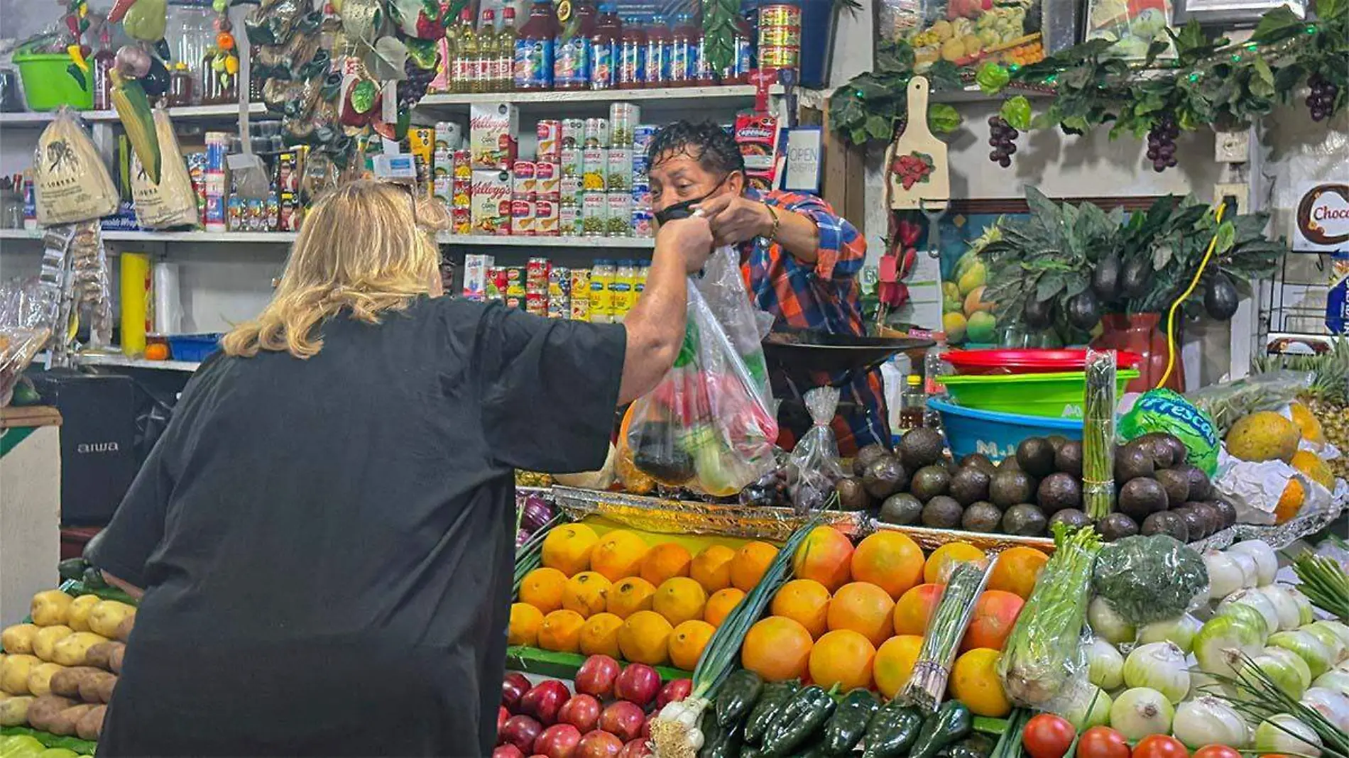 acuden ciudadanos a los mercados a comprar su despensa